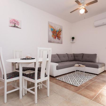 Lara - Apartment Near The Beach Врбник Экстерьер фото