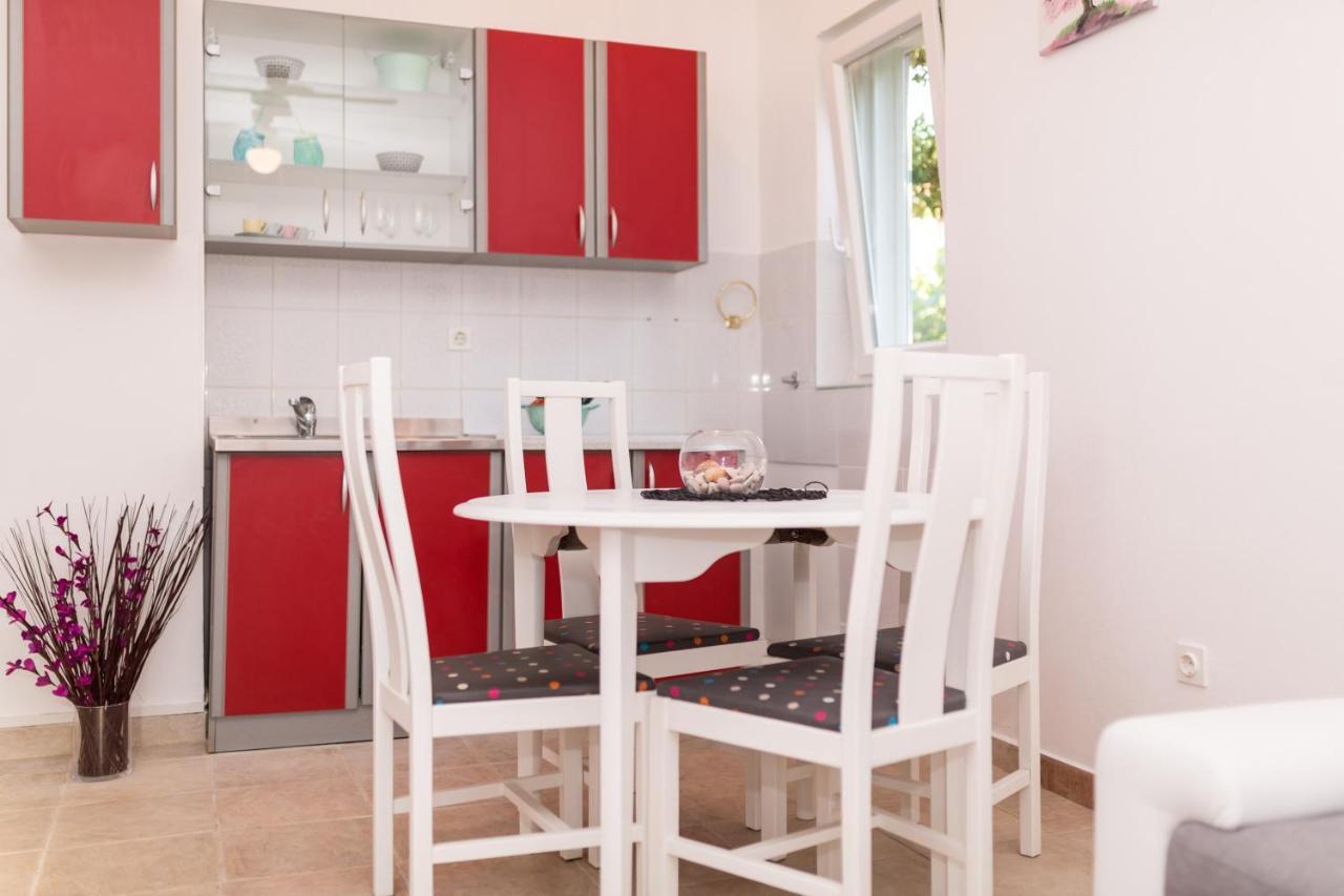 Lara - Apartment Near The Beach Врбник Экстерьер фото